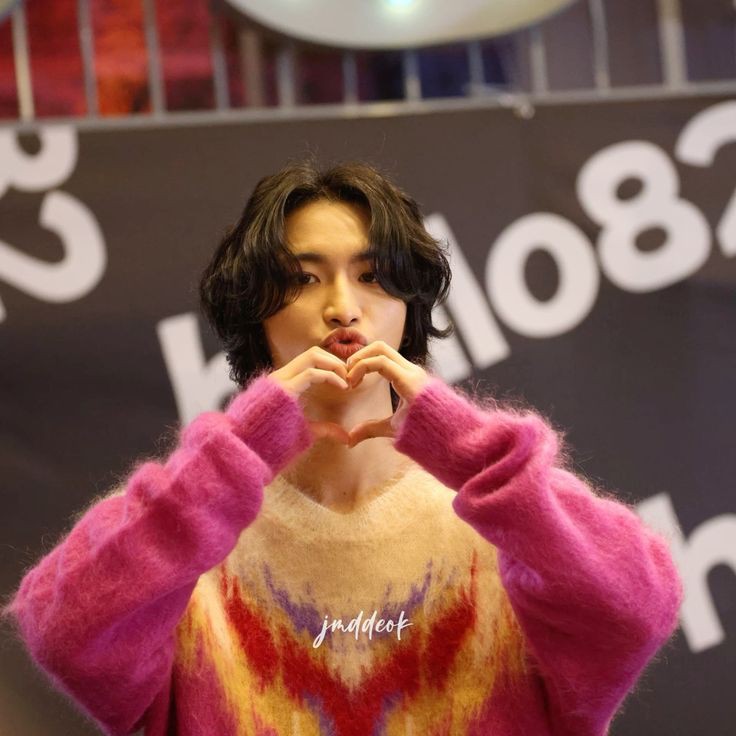 pseonghwapics's tweet image. look at him !!!