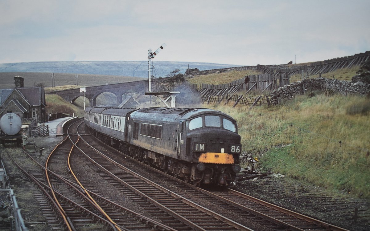 Peak class D30 (later 45029) rounds the curve through Dent station with the southbound Thames Clyde Express.
Date: 1960s
📷 Photo by Neville Simms
#diesellocomotive #1960s #Cumbria #BritishRail