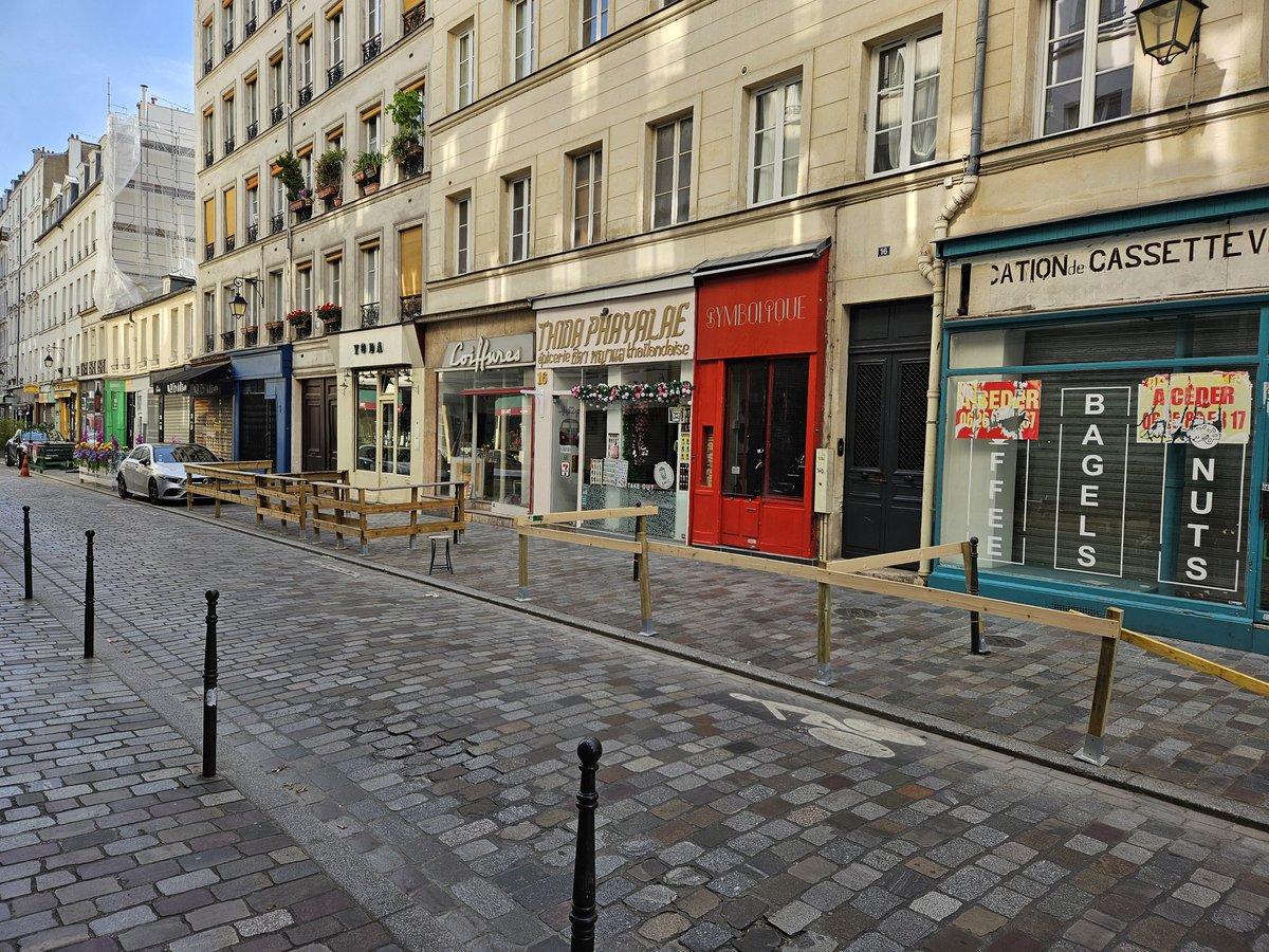 Voilà c'est officiel, la rue de Cotte #Paris12 est transformée en rue de la soif.

Ce n'est plus un lieu pour habiter mais un espace public dédié à la consommation d'alcool. Quand les beaux jours riment avec enfer !

Merci @RichardBouigue @mdelmestre 
A quand une méduse ?