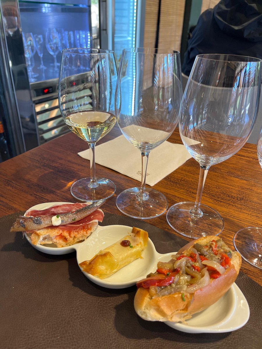 BegurEsAutentic's tweet photo. 🍴El primer dels actes per a la 🐟 25a Campanya Gastronòmica del Peix de Roca ha estat l'esmorzar - tast de vins #Perelada amb tots els restaurants participants a la campanya de 2024, al restaurant Ses Vinyes del Mas Ses Vinyes.
#Begur #PeixdeRoca #VisitBegur #gastronomia https://t.co/7O9kSychEE