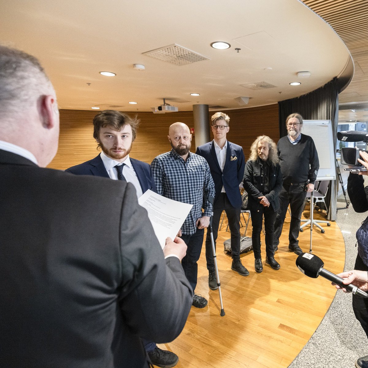 Kansalaisaloite on tänään 22.4.2024 virallisesti luovutettu eduskunnalle. Kiitos kaikille yli 54 000 ihmiselle, jotka sen allekirjottivat!