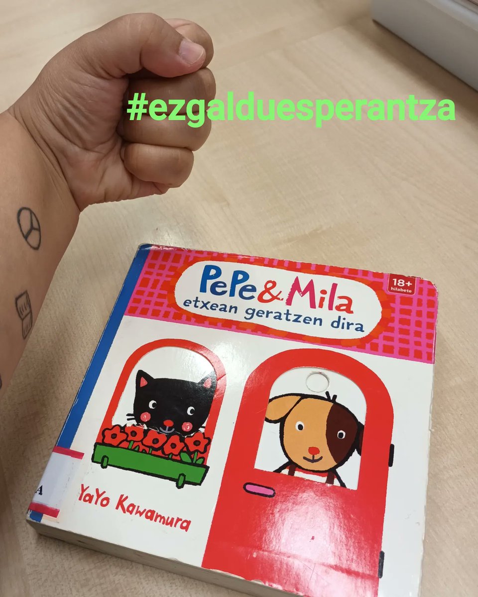 B_liburuzainak's tweet photo. Esperantza kaleko liburutegian kudeaketa publikoa aldarrikatzen jarraitzen dugu.
Igo zure argazkiak #ezgalduesperantza hashtag-ekin.

Seguimos reivindicando la gestión pública de la Biblioteca de La Esperanza.

#bilbokoliburuzainakborrokan
#pribatizaziorikez https://t.co/nNE3bHaB0W