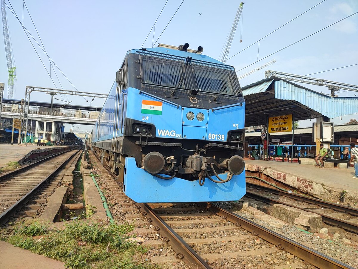 SnehashishPaul7's tweet photo. SRE WAG-12B (60138) with BCACBM rake standing at Bhubaneswar station. https://t.co/daa6LqSOu8