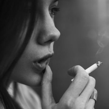 تم جو کہتے ہو چھوڑ دو سگریٹ
کیا تم میرا ہاتھ تھام سکتے ہو