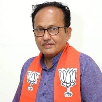 #Breaking_News BJP candidate #MukeshDalal elected unopposed from #Surat . This development comes a day after nomination papers of the Congress party’s candidate Nilesh Kumbhani were rejected.