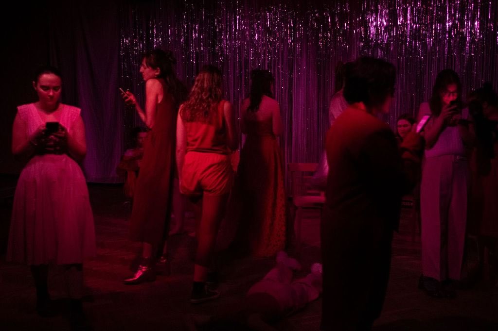 Letzte Woche war wieder richtig schön. Unser Stück „Pussytionierung“ hatte gestern Derniere und ich bin froh über die gemeinsame Zeit und gleichzeitig traurig, dass diese glorreiche Ära zu Ende geht. Ich konnte sooo so viel lernen. Danke euch 🫶