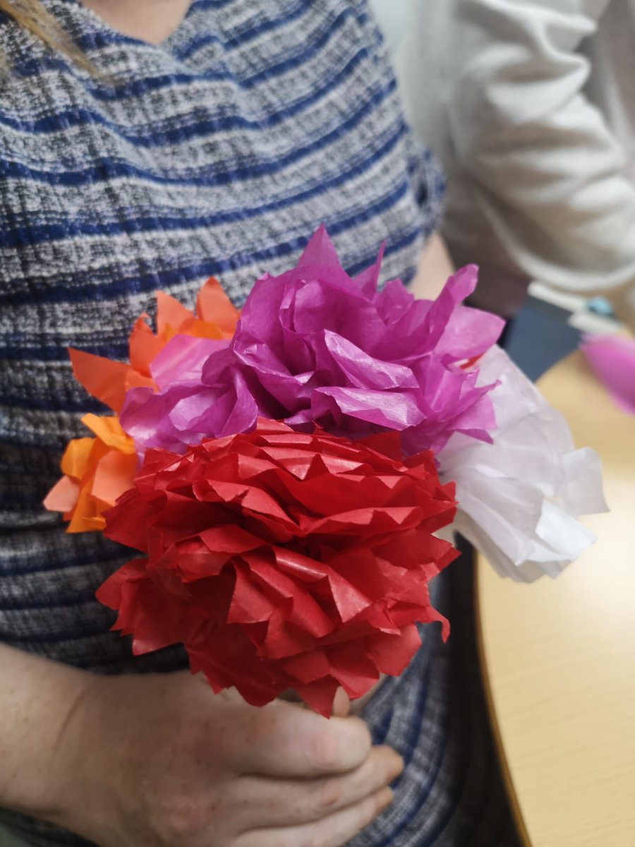 At our last Arts & Crafts for Wellbeing session, we made some fabulous, bright flowers to go on display. 🎨 Why not join us this week? 12-2pm every 2nd and 4th Thursday. 📆Halifax office, 1 King Street, HX1 1SR Book: ☎️ 01422 345154 💻 likeminds@healthymindscalderdale.co.uk