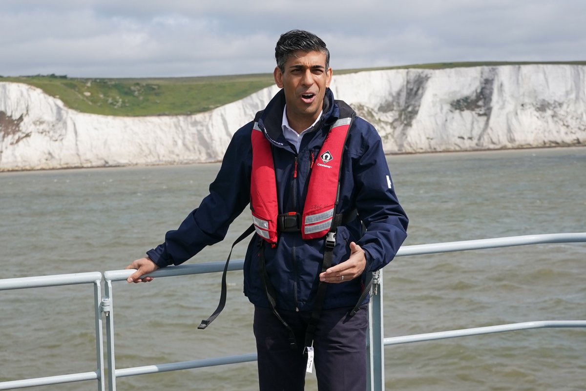 Rishi Sunak has vowed the first one-way flight to Rwanda will set off in 10-12 weeks, warning: 'Those flights will go come what may' itv.com/news/2024-04-2…