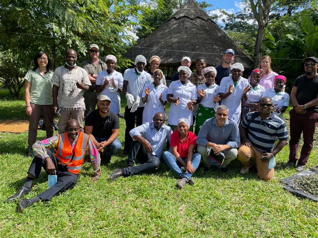 Next to the park, we saw the work done by #Micaia Foundation supported by @UKBCFs #DarwinInitiative. 
Their innovative sustainable production of 🍯is helping to preserve the miombo woodland.

This #EarthDay 🌍, be a superhero, be a trailblazer, be a changemaker.

#GoFarGoTogether