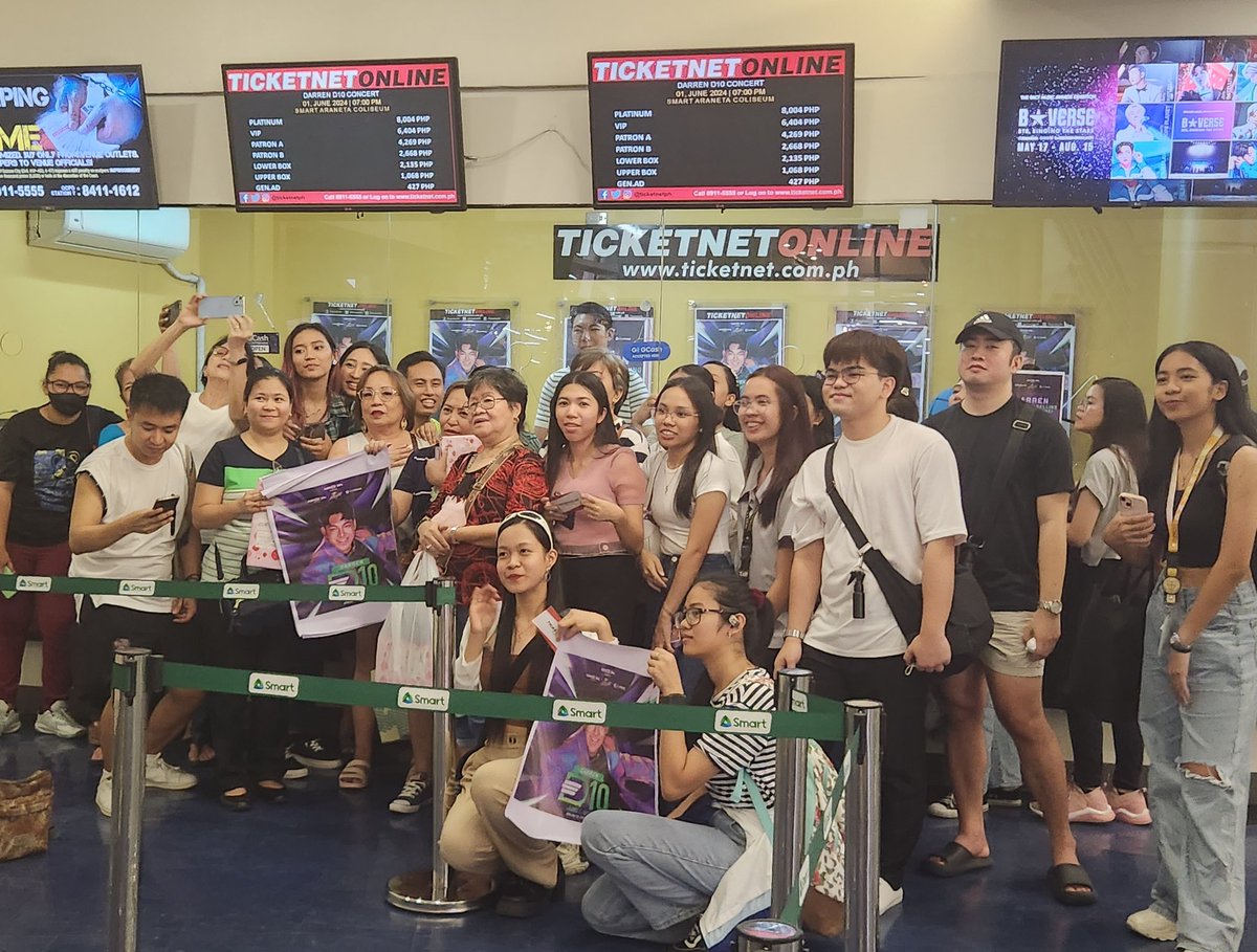 Groufie with Darren and the Darrenatics after the live ticket selling at the Araneta Coliseum💚 #DARREN @Espanto2001 #D10