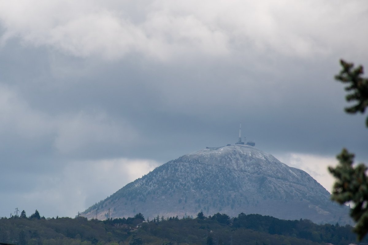 Quand même rare ces dernières années d'avoir du givre sur le #PuyDeDôme une dernière décade d'avril 🥶 ; la neige, elle, a presque totalement disparu.  A 11h40 : -4,6° au sommet.