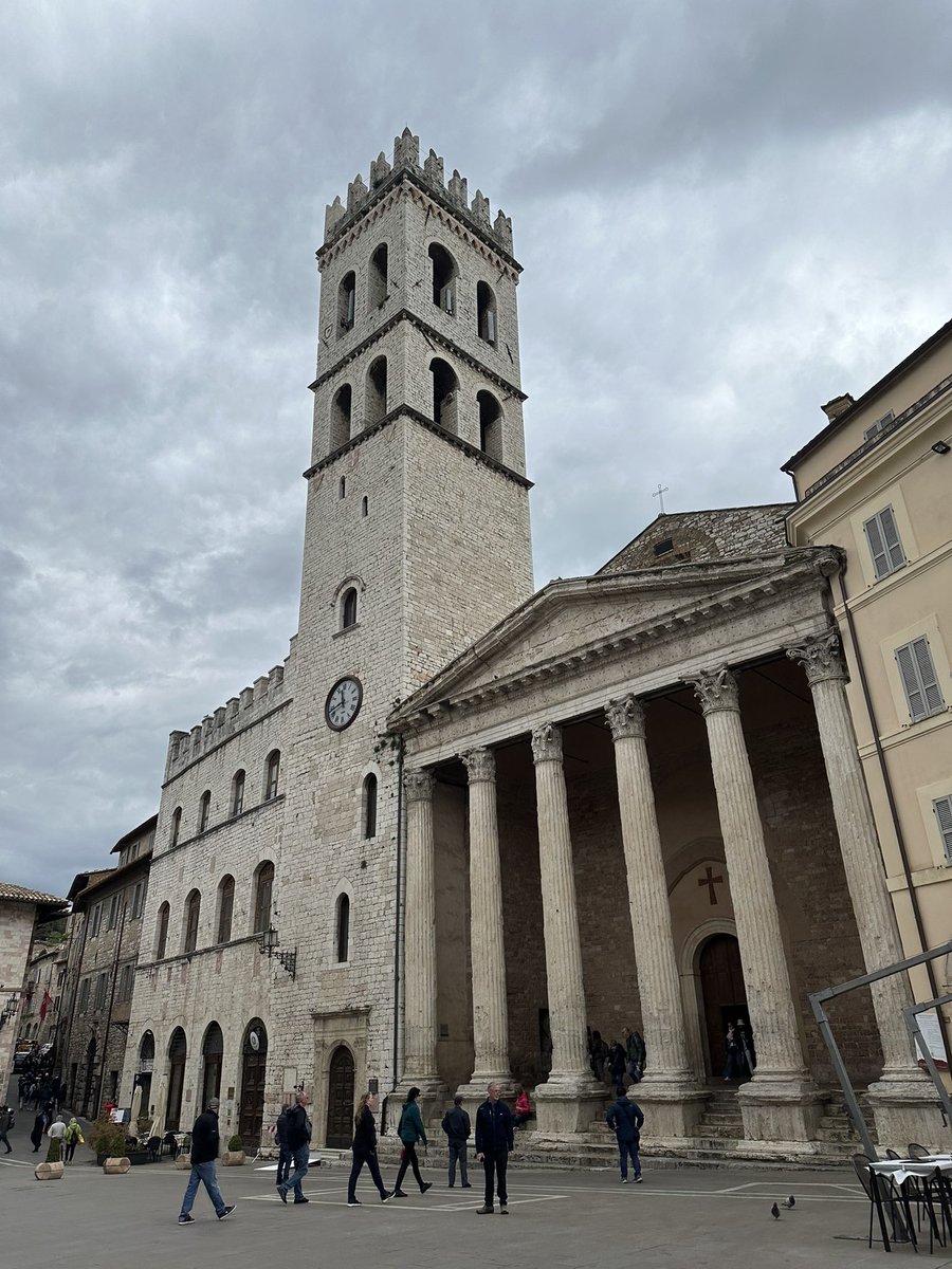 MedieChelli's tweet photo. La Prof. Lotti spiega il Tempio di Minerva https://t.co/92p7dlB8om