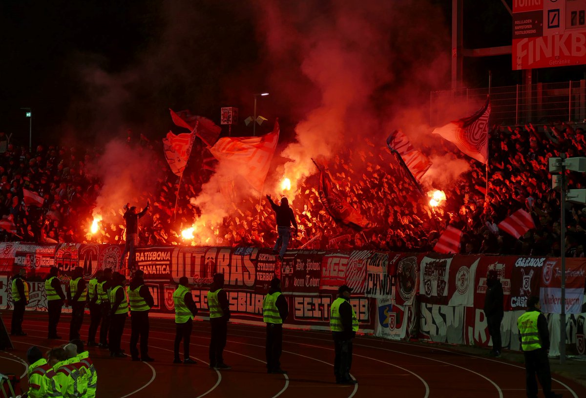 SSV Ulm 1846 Fußball - SSV Jahn Regensburg #gasteblock #UltrasRegensburg #UR01 #Ratisbonne #Regensburg 1 500 supporters du #SSV dans le parcage du Donaustadion, en 3 Liga (21.04.24)