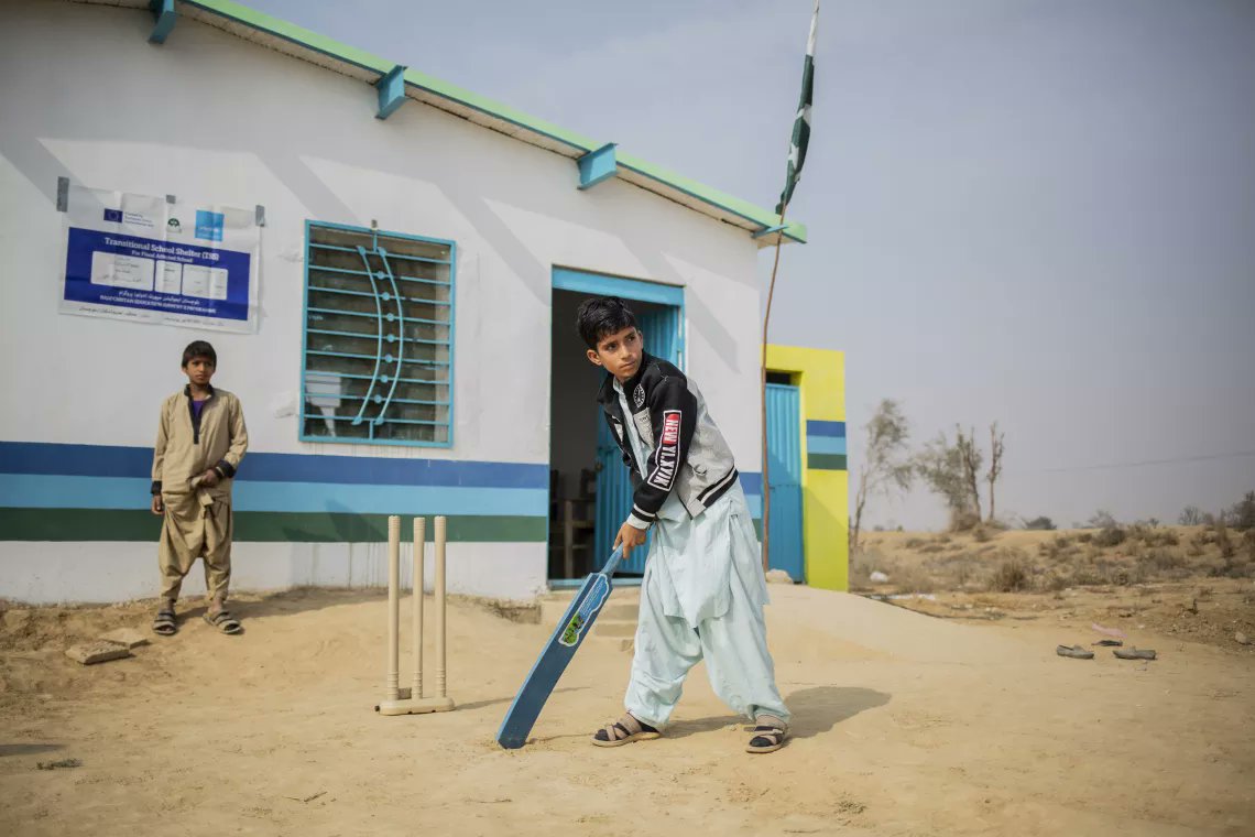 On this #EarthDay🌎, we witness the impacts of the #ClimateCrisis on children worldwide. In #Pakistan, 13-year-old Naseem can't attend school due to flood destruction. Thanks to @eu_echo 🇪🇺 support, we established Transition Schools to ensure access to learning despite disasters.