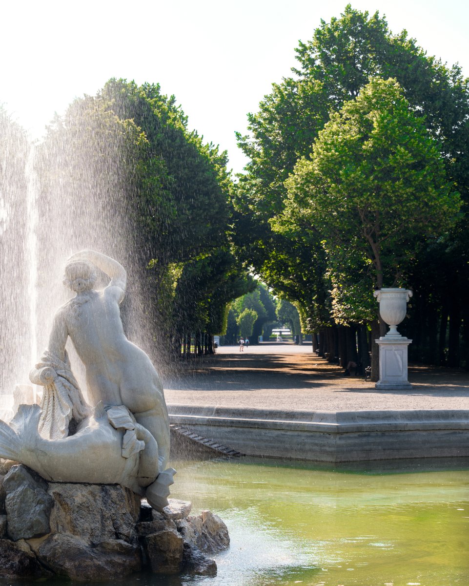 🌱 We welcome the new week with this enchanting view of the #park of #Schönbrunn. The avenues in the park give structure to the garden and show the beauty of orderly nature, as intended in the #baroque era. We wish you a wonderful week from Schönbrunn! ✨ 🎥 © SKB