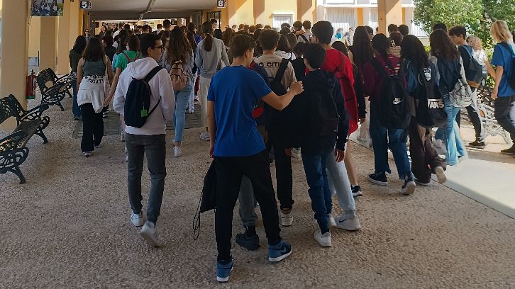 Hoy tenemos el campus lleno de estudiantes de ESO y Bachillerato de diversos centros de Sevilla y provincia. Vienen a las Jornadas de Teatro y Humanidades en la UPO. Han podido conocer la oferta formativa de nuestra Facultad y ahora llega el momento de ver la obra de teatro.