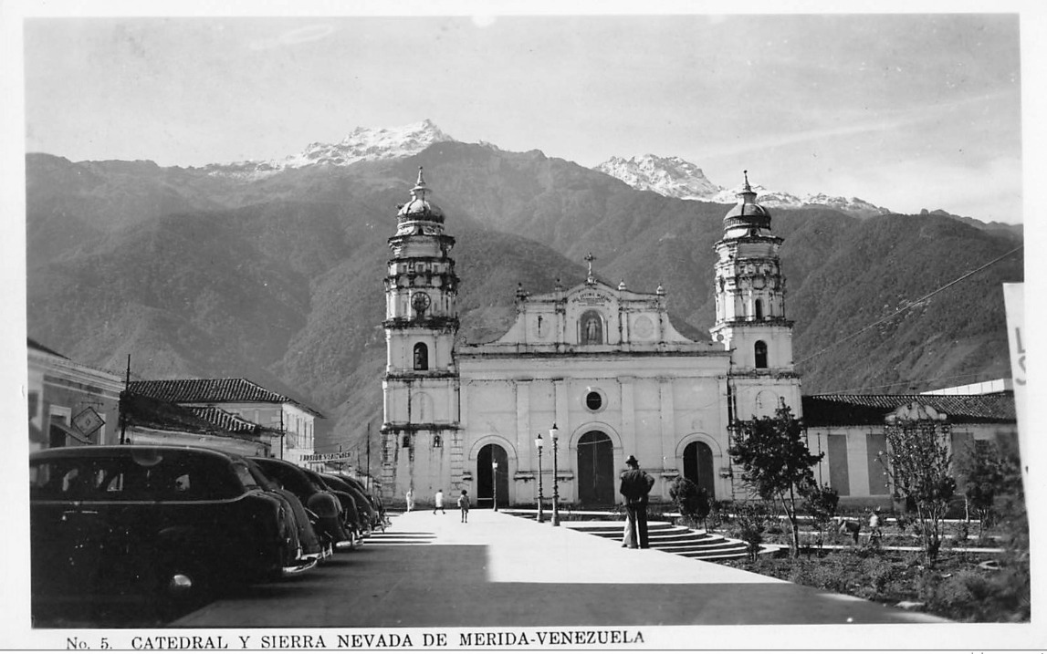 #22Abr #MéridaDeSiempre 
Crédito a Jesús García Porras, foto muy nítida de la catedral de Mérida y los picos Toro y León nevados.
Años 40 aprox, entre junio y octubre.