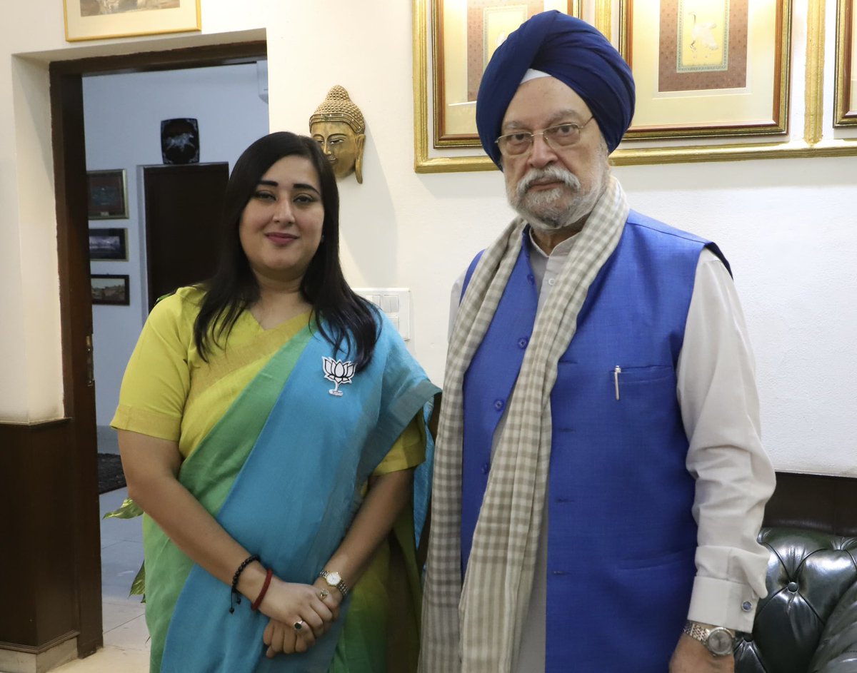 Very happy to receive Smt @BansuriSwaraj Ji, the accomplished & dynamic BJP candidate from New Delhi Lok Sabha Constituency today. I wished her success in the upcoming polls. @BJP4India @BJP4Delhi