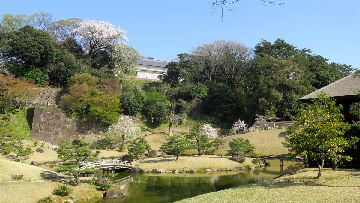 A Japanese garden on the grounds of Kanazawa Castle. It was a garden that was loved by successive feudal lords, but was abolished during the Meiji period. What you can see today is a reproduction based on the remains and drawings from the time. #玉泉院丸庭園 #金沢城