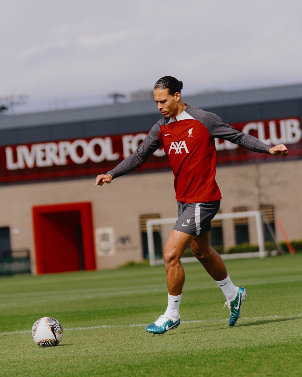 nikefootball's tweet photo. 🤌 @VirgilvDijk turns defense into attack with the Nike Tiempo Emerald.

Redefined touch for those who lead the pace of the game. 

#NikeFootball https://t.co/eR6edpuE0q