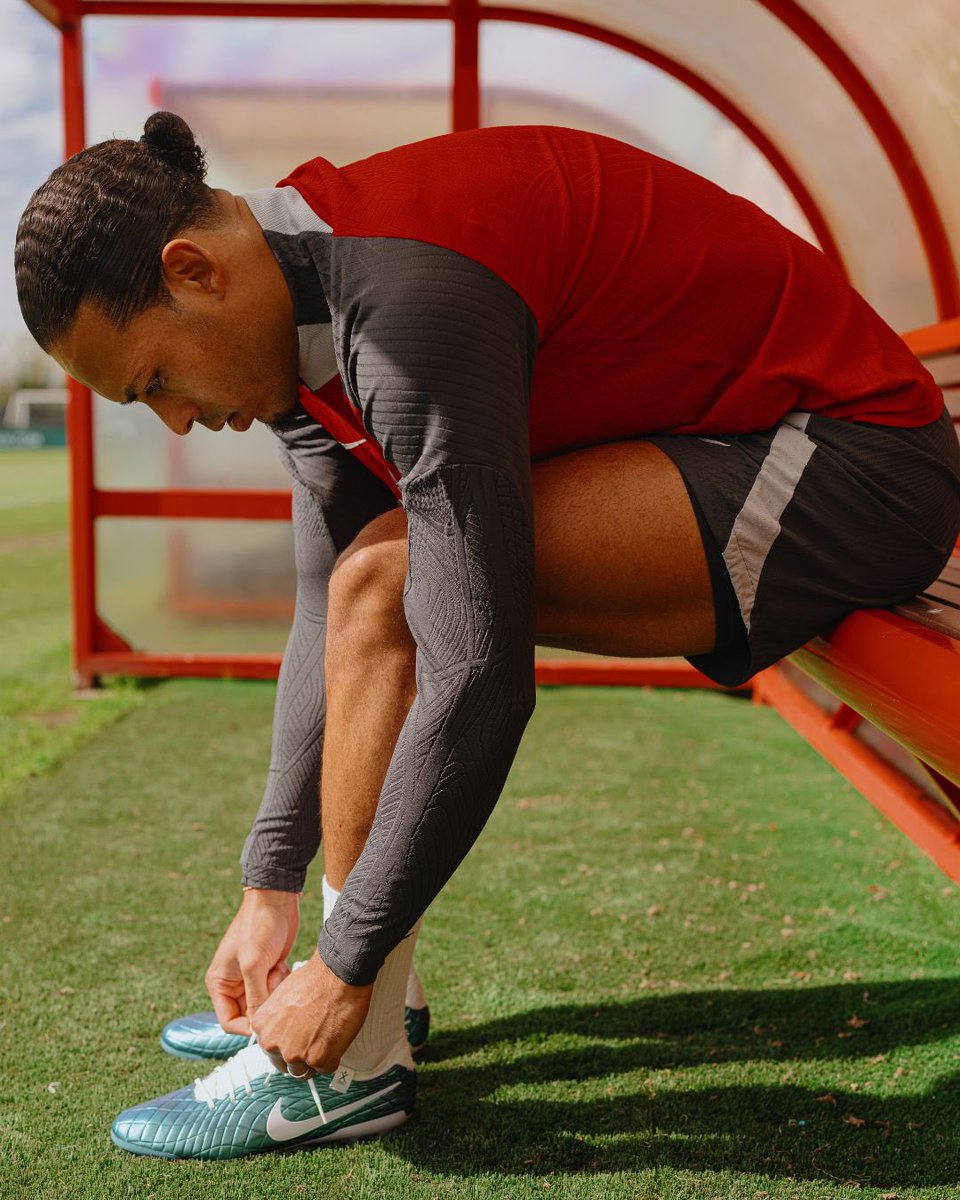 nikefootball's tweet photo. 🤌 @VirgilvDijk turns defense into attack with the Nike Tiempo Emerald.

Redefined touch for those who lead the pace of the game. 

#NikeFootball https://t.co/eR6edpuE0q