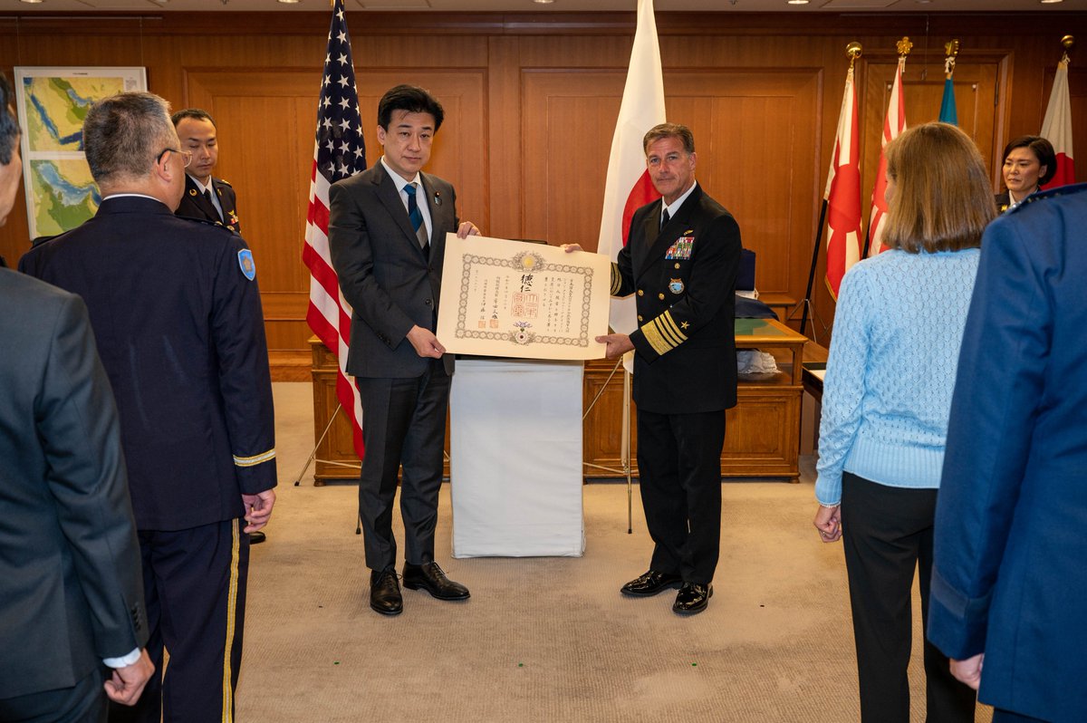 🇺🇸–🇯🇵 #USINDOPACOM Commander Adm. John C. Aquilino receives the Grand Cordon of the Order of the Rising Sun from Japanese Minister of Defense Minoru Kihara during an award presentation ceremony. @ModJapan_en 📸 MC1 John Bellino