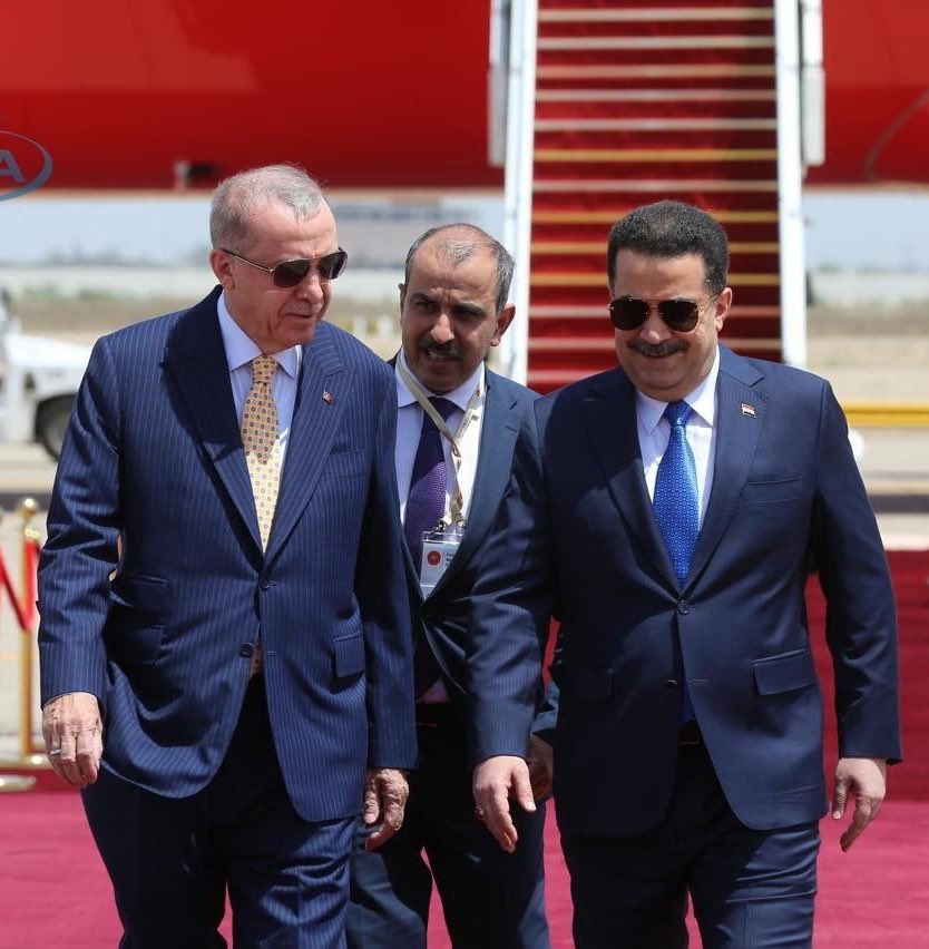 Cumhurbaşkanı Erdoğan, Bağdat'ta resmi törenle karşılanmış. Bu kare CHPKK’lıları aşırı rahatsız edecek! Ağlamaya başlarlar 😉