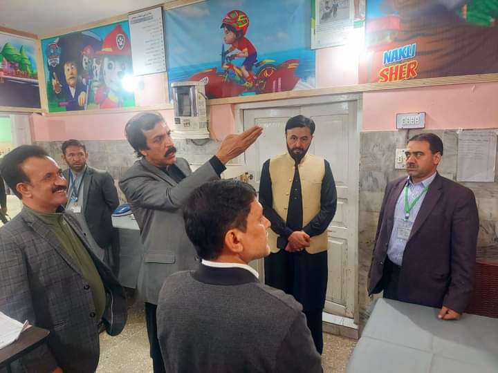 چیف سیکرٹری گلگت بلتستان جناب ابرار احمد مرزا کے احکامات پر سیکرٹری ہلتھ دلدار ملک صاحب اور ڈائریکٹر ہلتھ ڈاکٹر محمد اقبال نے آج ہسپتال کا تفصیلی دورہ کیا۔مریضوں سے ملاقات کی اور ان کو ہسپتال سے ملنے والی سہولیات اور درپیش مسائل کے بارے میں دریافت کیا۔DMS بھی  ہمرا تھے