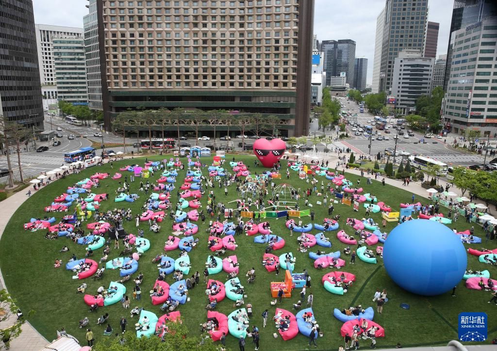 Chinadaily_CH's tweet image. 【別具一格的首爾露天圖書館】
在 #世界讀書日 來臨之際，2024 #首爾 露天圖書館布置一新對外開放。首爾市政府在首爾廣場、光化門廣場和清溪川設置了圖書借閱點、懶人沙發和休閒靠椅等設施，讓市民和遊客在戶外享受閱讀的樂趣。