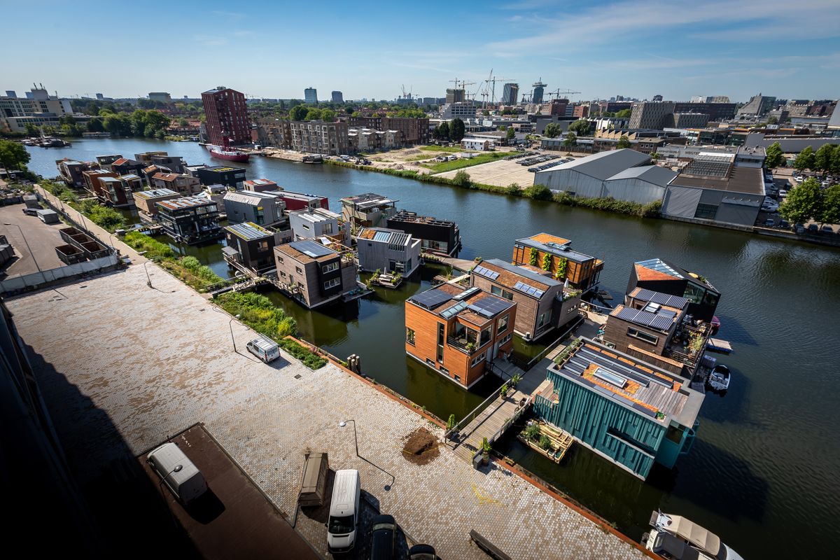 Inspired by by a shared dream of living energy-neutrally, Schoonschip is a sustainable community built on the water, featuring 30 water plots w/ unique, eco-efficient homes designed by their residents. 

Details: arc.ht/3UpiXyE | 📍Amsterdam, Netherlands #ProjectOfTheDay