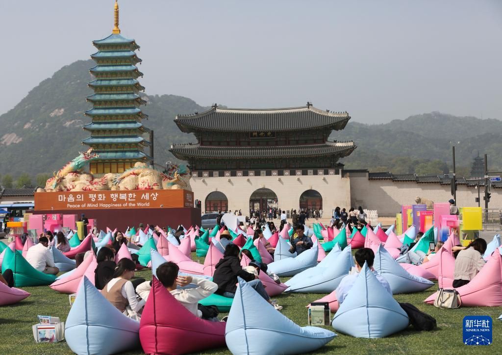 Chinadaily_CH's tweet image. 【別具一格的首爾露天圖書館】
在 #世界讀書日 來臨之際，2024 #首爾 露天圖書館布置一新對外開放。首爾市政府在首爾廣場、光化門廣場和清溪川設置了圖書借閱點、懶人沙發和休閒靠椅等設施，讓市民和遊客在戶外享受閱讀的樂趣。