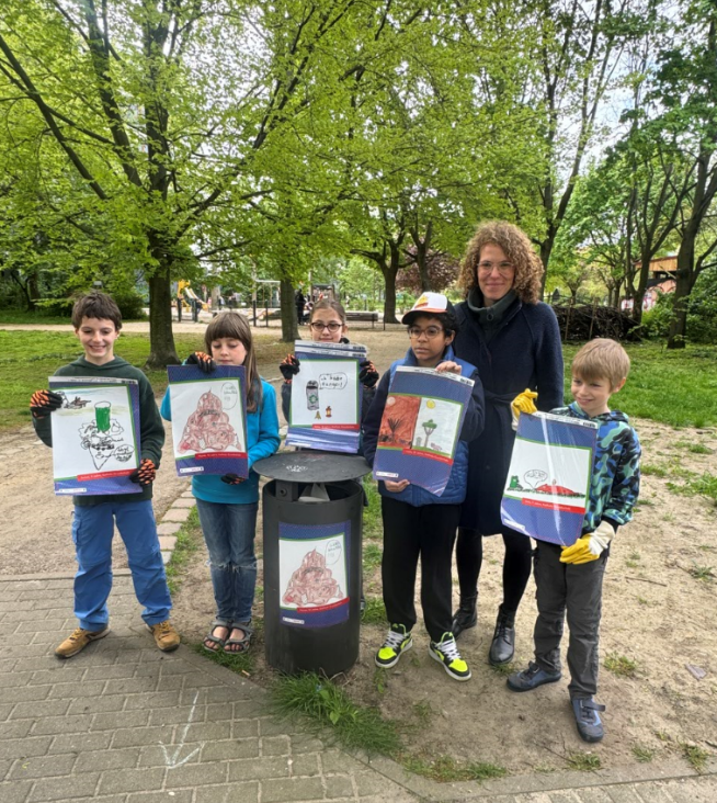 🎨🖌️ „Malen gegen #Müll“: Grundschüler*innen kleben selbstgemalte Bilder zusammen mit dem Straßen- und Grünflächenamt #Treptow-#Köpenick auf Abfalleimer 🗑️ in Grünanlage  👇  
sohub.io/a026