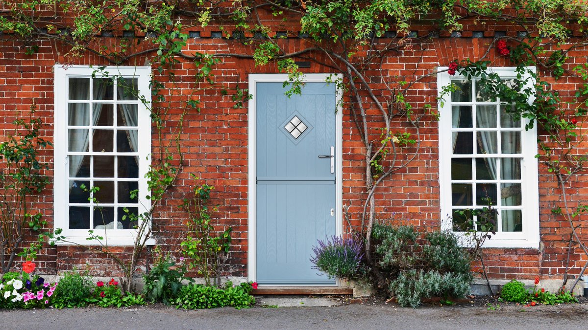 DOORCO_Official's tweet photo. These April showers have been making us dream of warmer weather here at DoorCo. And what better way to enjoy the outdoors than letting it in with our stable doors. Especially in these inviting spring colours. #compositedoors #stabledoor #springstyle https://t.co/DAIHK0wK2V