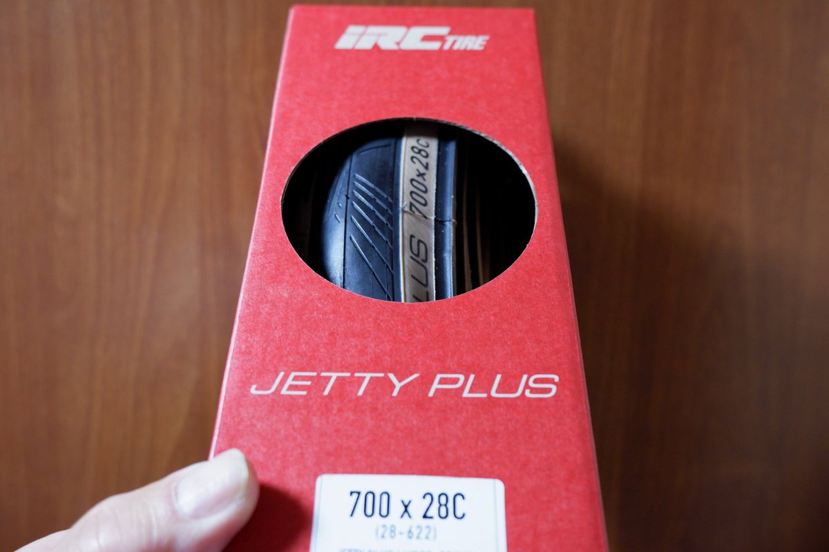 chariNiobiumcro's tweet photo. IRCのJETTY PLUSに交換。
今回初めて28Cに挑戦。前評判が割といいので楽しみではある。もし万が一そうじゃなくても2,500でこのかっこよさ。
コンチに比べたらめっちゃ嵌めやすいのも高ポイント。
重量は公称250gのところ247g。軽量厨じゃないけどこういうのは嬉しいね。
#jettyplus
#IRC https://t.co/8WDM3s0zeK