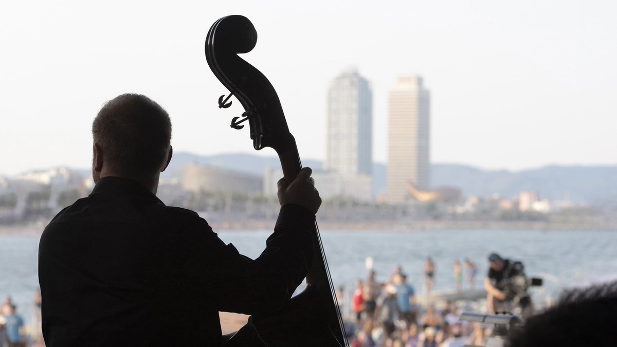 assaig_general's tweet photo. 📻 Aquest dimecres, a les 18h:

🔺Entrevistem @las_karamba amb actuació i @JosepFado_tenor i Laura Vila (@Centredesarria)

🔺Parlem dels concerts a la platja que formaran part de la Regata Cultural (@Orfeo_Catala, @OrquestraOBC @Liceu_cat)

 🔺El #MuseuDansat (@MuseuNac_Cat) https://t.co/f0d3rCYZP5