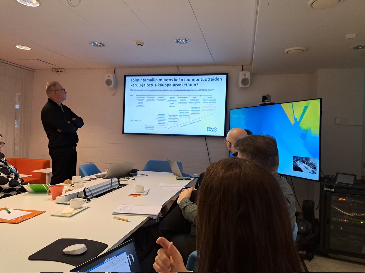 Pyöreän pöydän keskustelut <a href="/LukeFinland/">Luonnonvarakeskus</a> johdolla Viikissä. Miten #arvonlisa saataisiin tuplattua metsäalalla? Raaka-aineita kyllä löytyy. Potentiaali on silti jäänyt Suomessa hyödyntämättä. Lähdettävä liikkelle markkinoiden tarpeesta #luonnontuoteala #yrittajyys <a href="/metsakeskus/">Suomen metsäkeskus</a>