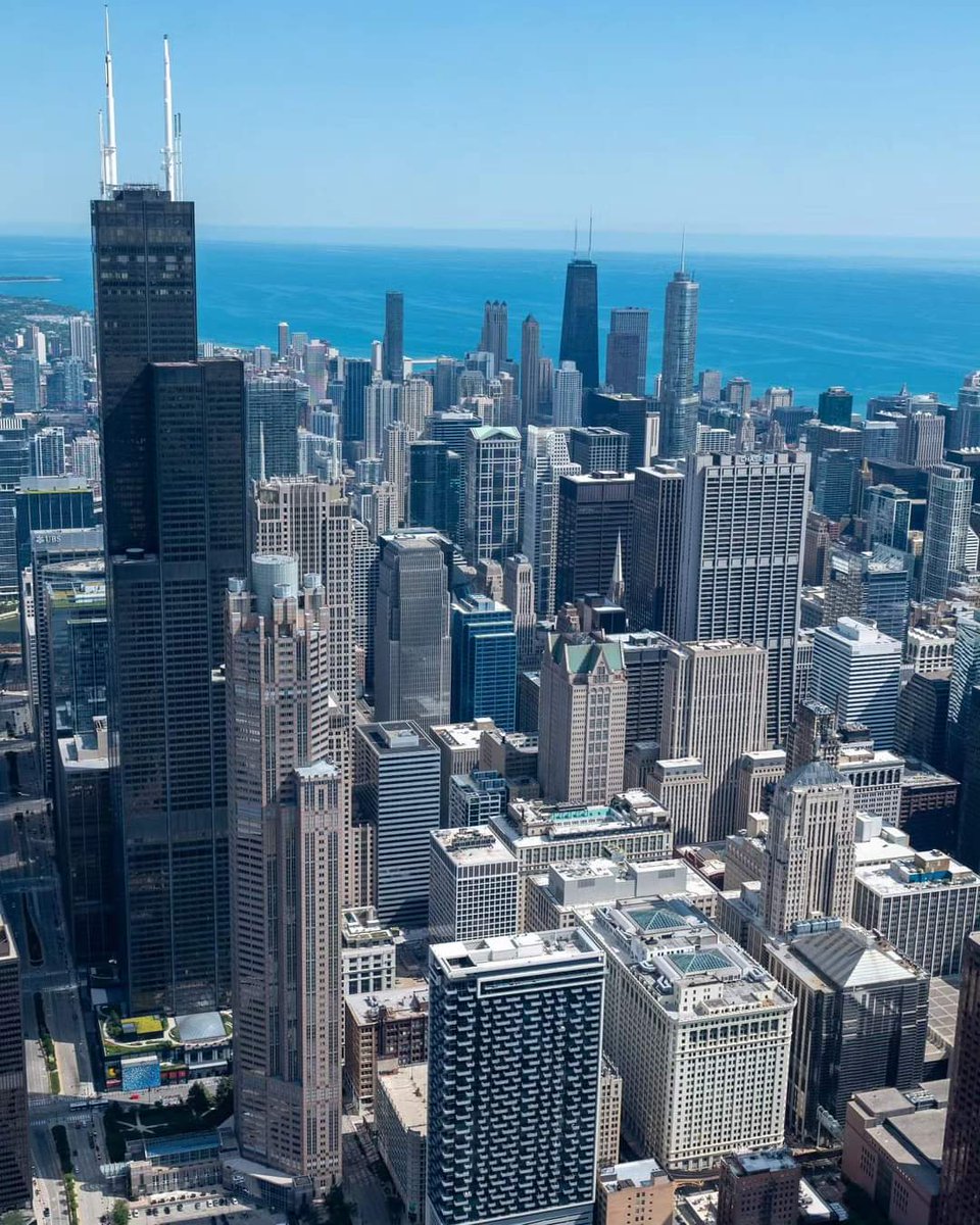 Chicago 🇺🇲 

📸 @thekoolaidman

#conexaoamerica #chicago
#summerskyzchicago #shotsofchicago #skydeckchicago  #choosechicago #city_features #chitecture #citykillerz #chi_shooters #chiarchitecture #urbanocity #urban_mania__ #us_loverss #usa_photogroup #usaprimeshot #total_usa