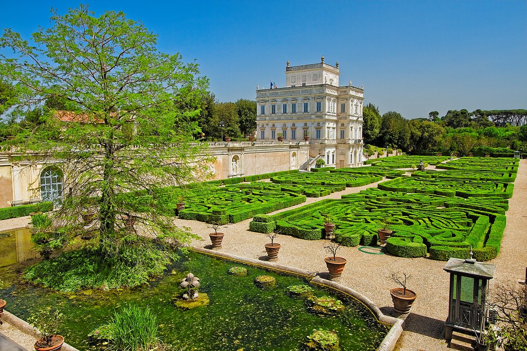 The secret garden of the Casino del Bel Respiro, located inside Villa Pamphilj, is a jewel of landscape architecture that is worth visiting during spring season. 🌿

#47boutiquehotel #rome