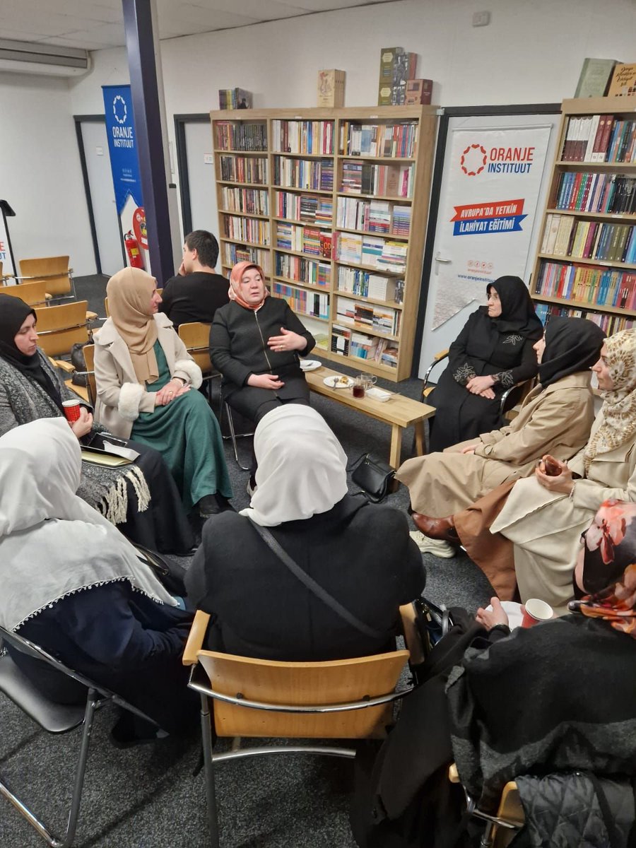 Prof. Dr. Şükran Fazlıoğlu hocamızın 'Osmanlı Medreselerinde İlm-i Edeb' seminerinden kareler. Hocamıza ve etkinliğe katılan herkese teşekkür ederiz. @sukranfazlioglu #oranjeinstituut #islamineurope