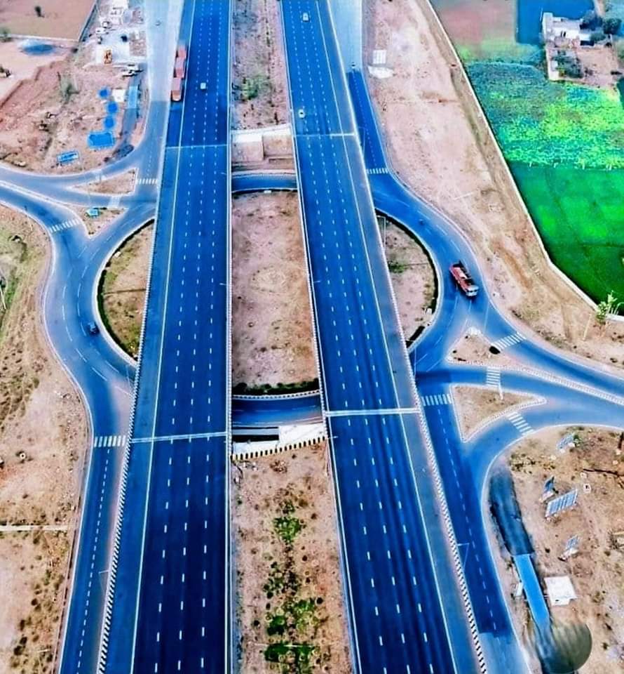 भारत विश्वगुरु की राह पर 
400 पार ले जाती Delhi Mumbai Expressway 🇮🇳