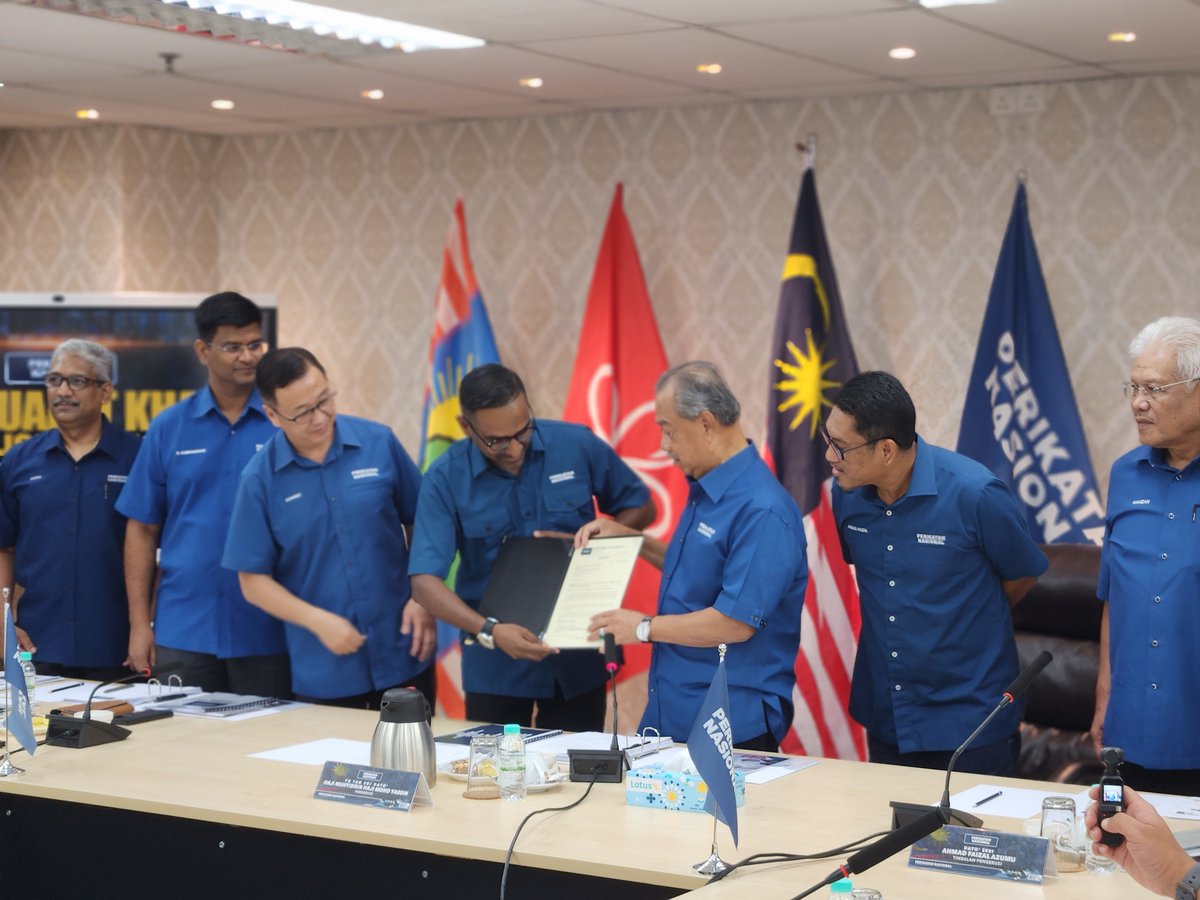 Sejarah tercipta! Hari ini parti Perikatan Nasional menerima masuk parti komponen baharu, Parti Rakyat India Malaysia (MIPP). PN komited mewakili semua kaum dan agama di Malaysia!🫰🏼🔵🔵