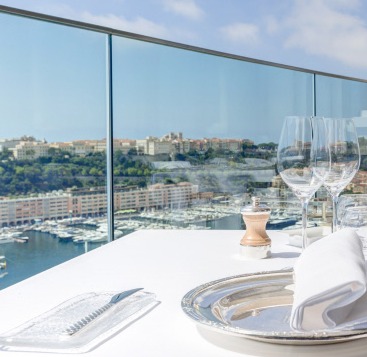 Each year, the Formula 1 #MonacoGP brings a buzzing sense of excitement & glamour to Monaco. But this sporting event is more than the race itself, with our fabulous gastronomic restaurants, offering delicious menus to live a unique motor-racing experience! spr.ly/6015wVQX5