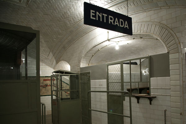 No tengas miedo, baja... 👻🚇 «Andén 0. Estación fantasma de Chamberí» de @metro_madrid 👉 bit.ly/2TcJXC3 #Gratuito🆓 #Ocio