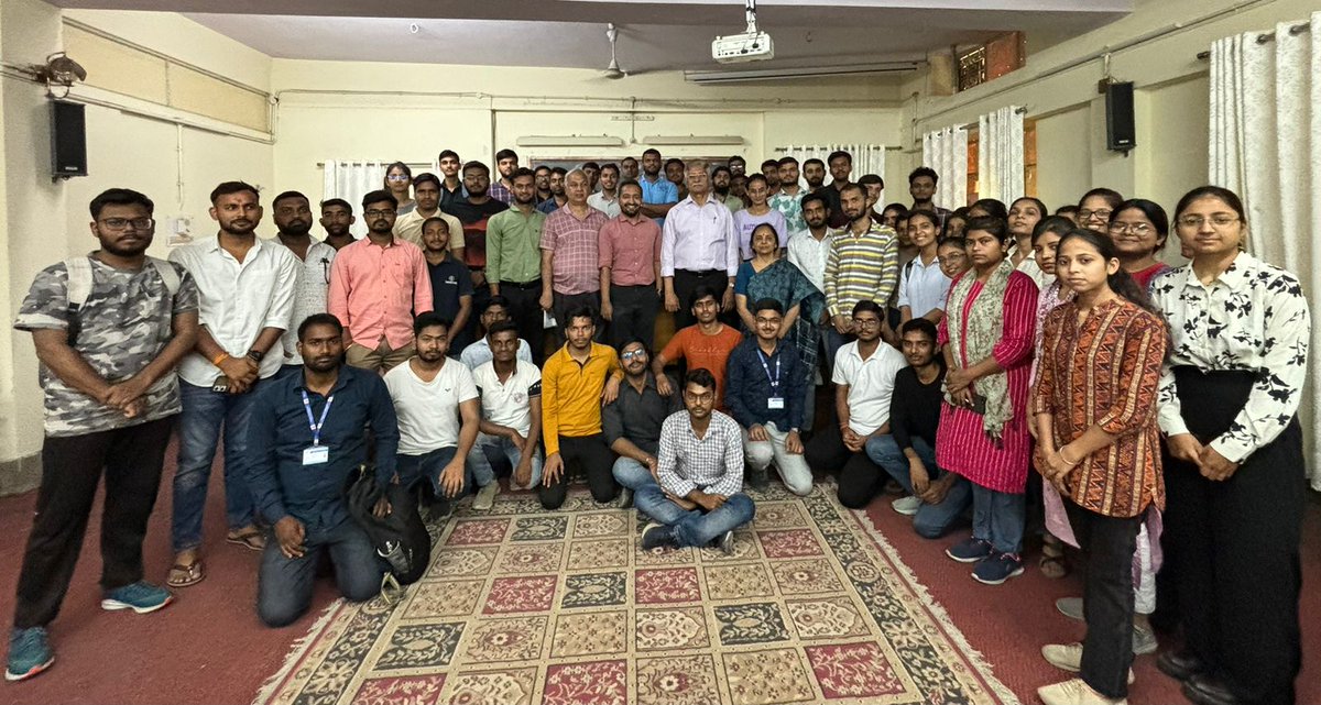physicslkouniv's tweet photo. Deparment of Physics hosted a multidisciplinary lecture followed by one to one interaction between speaker Dr. Amit Joshi, IISc Bengaluru and stdents who put forth intelligent queries from science &amp; career. @profalokkumar @lkouniv @dswlkouniv @luupdate_ https://t.co/Du0BHuylrK