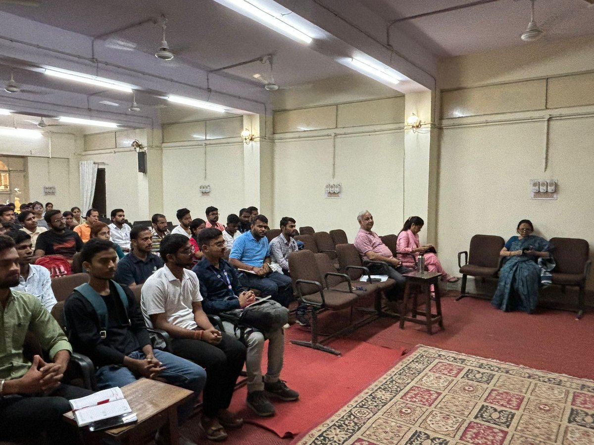 physicslkouniv's tweet photo. Deparment of Physics hosted a multidisciplinary lecture followed by one to one interaction between speaker Dr. Amit Joshi, IISc Bengaluru and stdents who put forth intelligent queries from science &amp; career. @profalokkumar @lkouniv @dswlkouniv @luupdate_ https://t.co/Du0BHuylrK