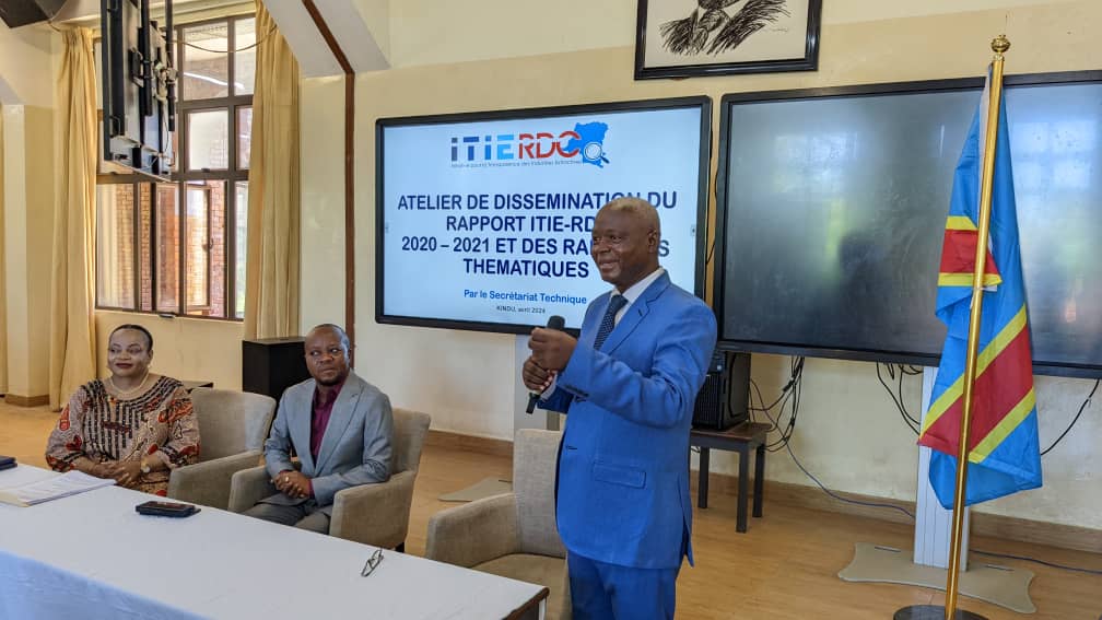 Début des travaux à #Kindu! Atelier de dissémination du Rapport ITIE 2020-2021 et EMAPE 3T & Or et Cuivre Cobalt est lancé avec le soutien financier du @COREF_RDC. Ouverture par SEM Ndarabu, MinProv des Mines, à l'Université Mapon, honorée par la présence de son Fondateur. #RDC