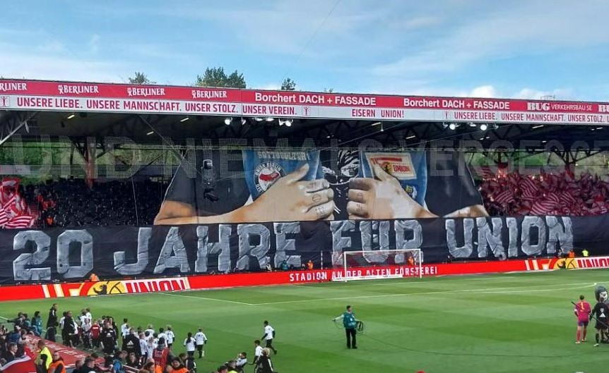 ultras1899_'s tweet photo. FC Union Berlin - Bayern Munich : 20ᵉ anniversaire du groupe #unioner #HammerHearts #ultras. La chorégraphie montrait les armoiries de l'Union, mais aussi une inscription #Sottocultura de Mönchengladbach, avec qui, les #HH04 entretiennent une amitié depuis 2009 #FCU (20.04.24) https://t.co/m0Qc7FrFaJ