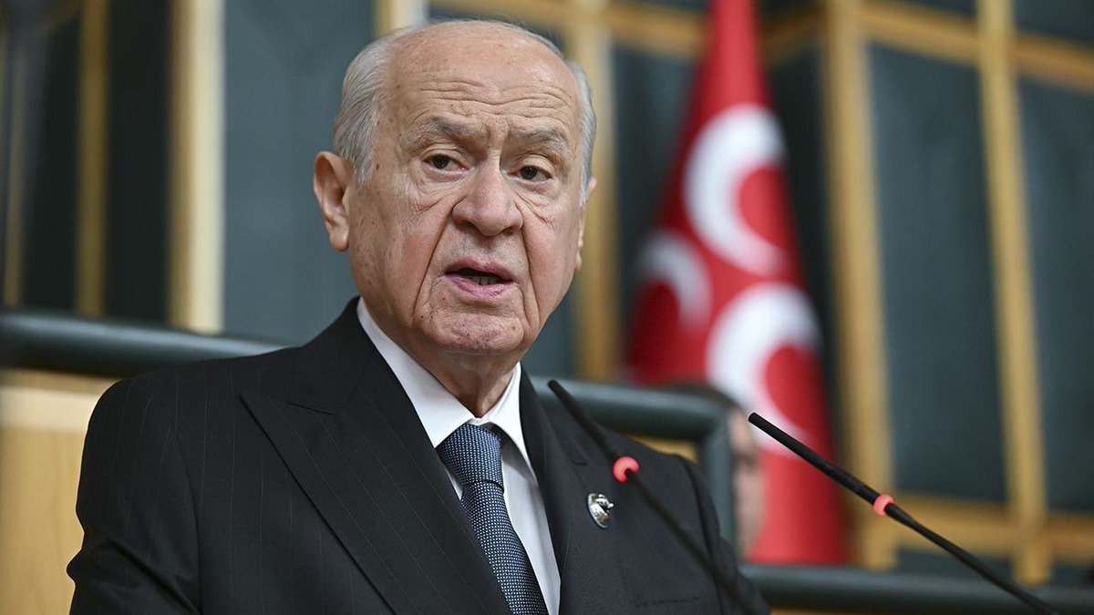 Devlet Bahçeli: Türk bayrağını kabullenemeyen şerefsizlerin vatandaşlıktan derhal çıkarılması, mallarına-mülklerine el konulması, bunun yanında DEM Parti hakkında kapatma davasının açılarak bölücü milletvekillerinin dokunulmazlıklarının kaldırılması, tarihe, ecdada, vatana ve