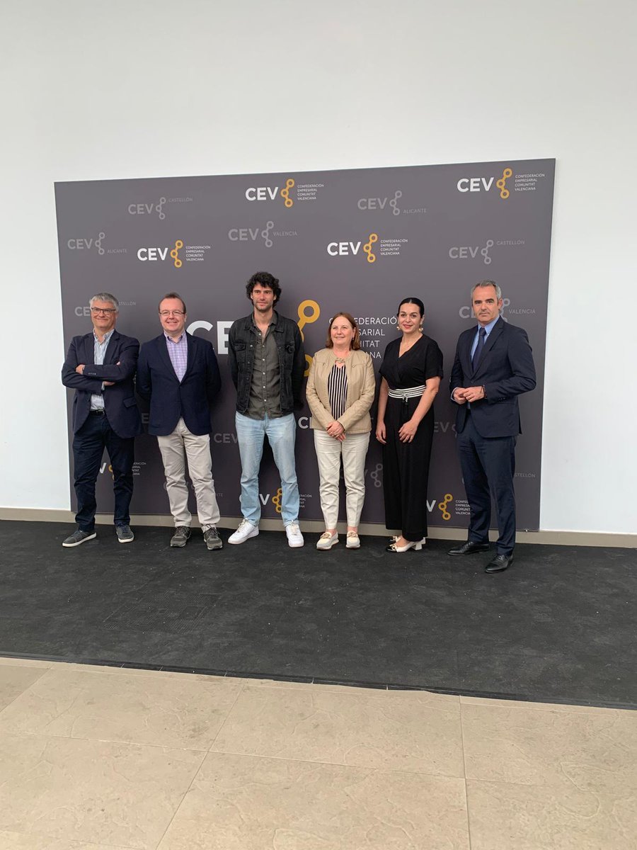 Redit_es's tweet image. Empieza ahora la jornada ayudas del programa #NEOTEC2024 con el director general de #REDIT, @gbelenguer, participando en la bienvenida 👏🏻 ¿Tienes una idea innovadora? 💡 @CDTI_innovacion apoyará nuevos proyectos empresariales basados en tecnología propia con 20M€ ⭐