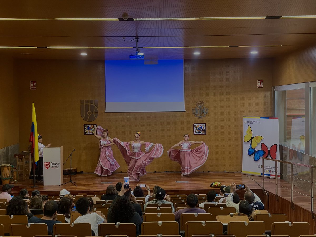 ConsColValEsp's tweet image. Este sábado, llevamos a cabo el encuentro del Día Nacional de Memoria y Solidaridad con las Víctimas del Conflicto Armado, presentado por la Asociación Hispanoamericanos. Honramos nuestras raíces y juntos, trabajamos para fortalecer nuestros lazos en el exterior 💛💙❤️